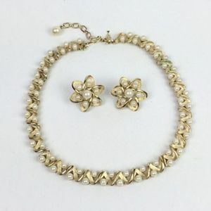 Tifari Gold & Pearl Necklace & Earring Set